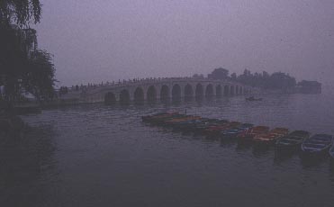 Die 17-Bogen-Br�cke im Nebel