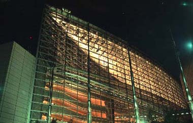 "The Forum" in Tokio von au�en