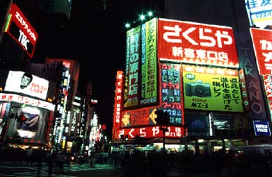 Ginza in Tokio bei Nacht